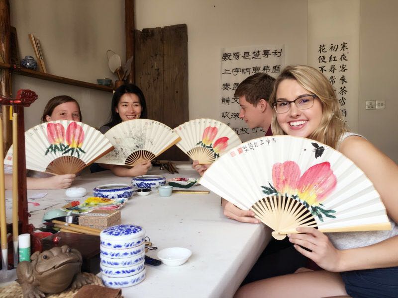 Chinese language learners learing how to draw a traditional Chinese-style folder paper fans.